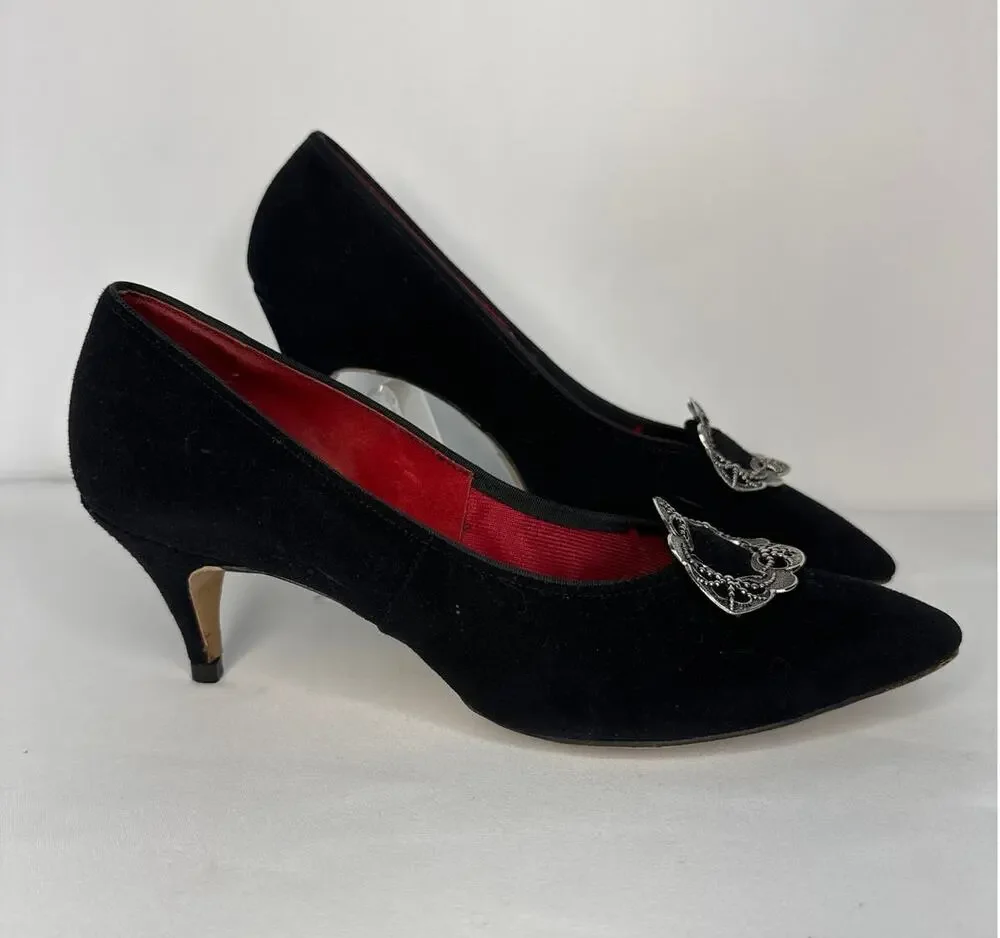 Vintage Black velvet red lining heels with floral wreath metal accent size 7,5